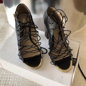 🌹VINTAGE Like New.. Aldo Black Strappy Lace Heels